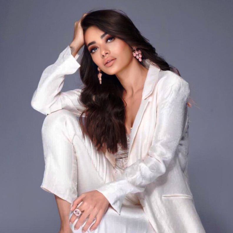 رحمة رياض تألقت في أحدث إطلالاتها بالبدلة البيضاء