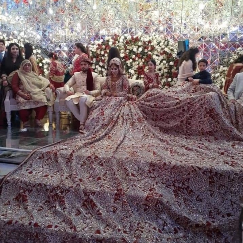 عروس باكستانية ترتدي فستان زفاف تقليدي بوزن 100 كجم