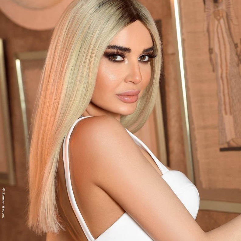 صبغة باللون الأشقر جريئ بأسلوب سيرين عبد النور