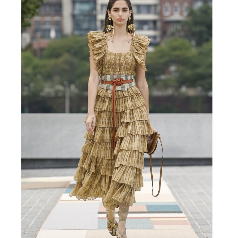 اطلالات عصرية بدرجات البيج الساحرة من وحي دار Max Mara