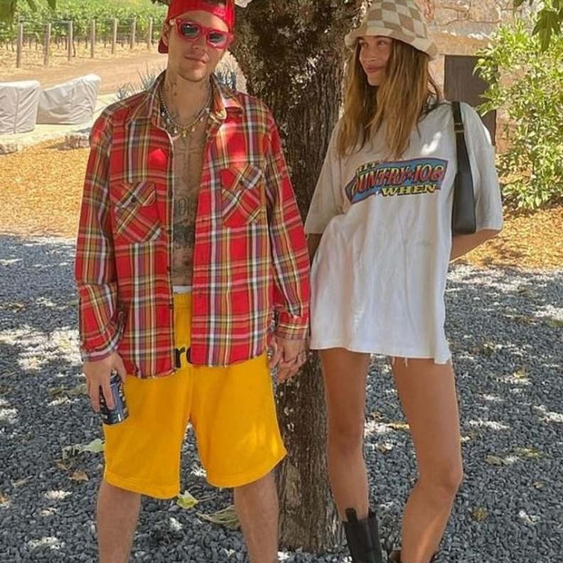 جاستن بيبر و هايلي بيبر في نزهة رومانسية-: الصورة من حساب جاستن بيبر على إنستجرام