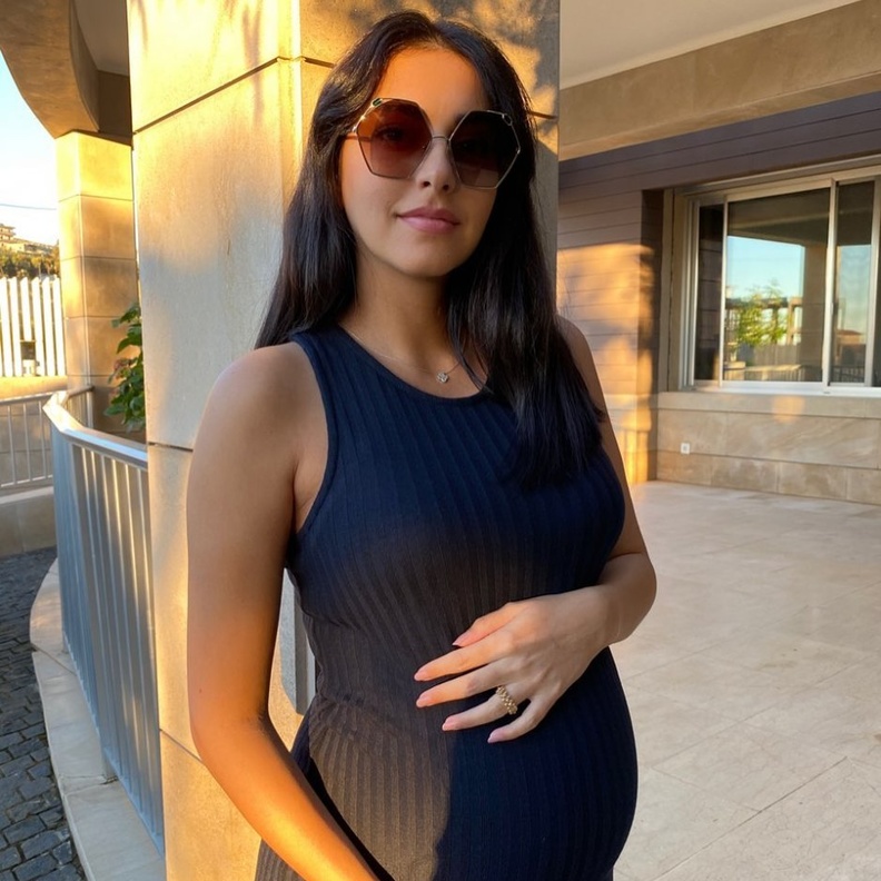 ازياء حوامل راقية ويومية من فاليري أبو شقرا أثناء الحمل