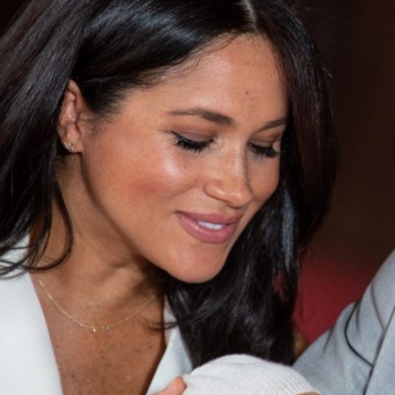 ميجان ماركل بقلادة ناعمة من الذهب والفيروز من تصميم Jennifer Meyer