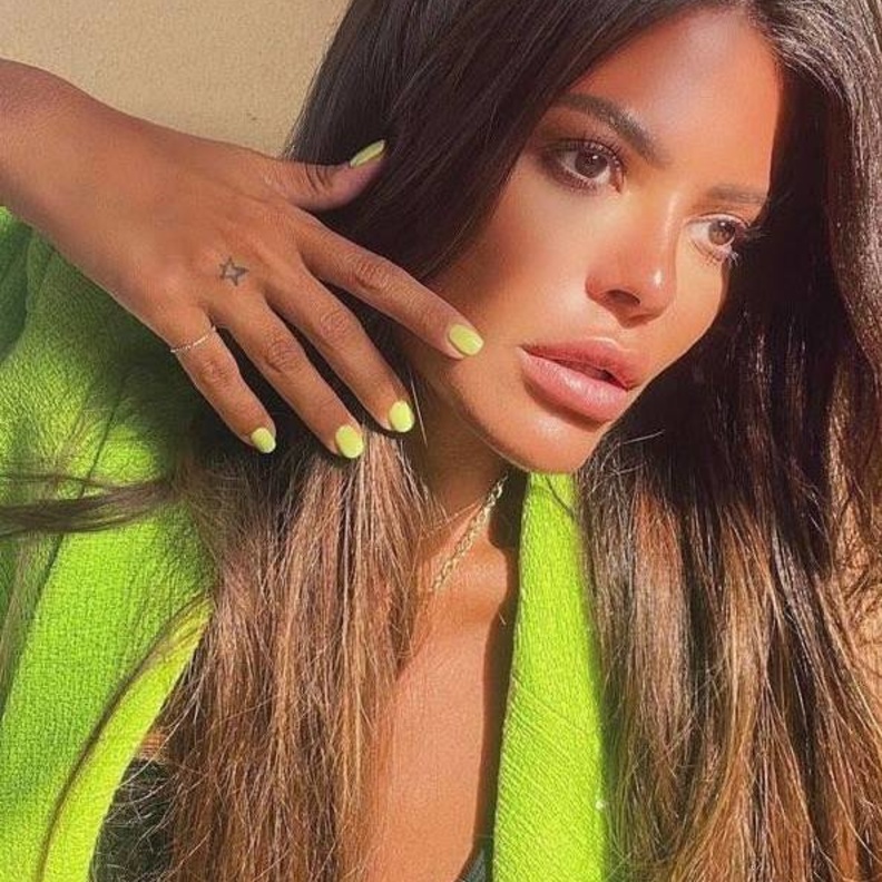 الوان مناكير ملونة بتدرجات النيون بأسلوب العنود بدر