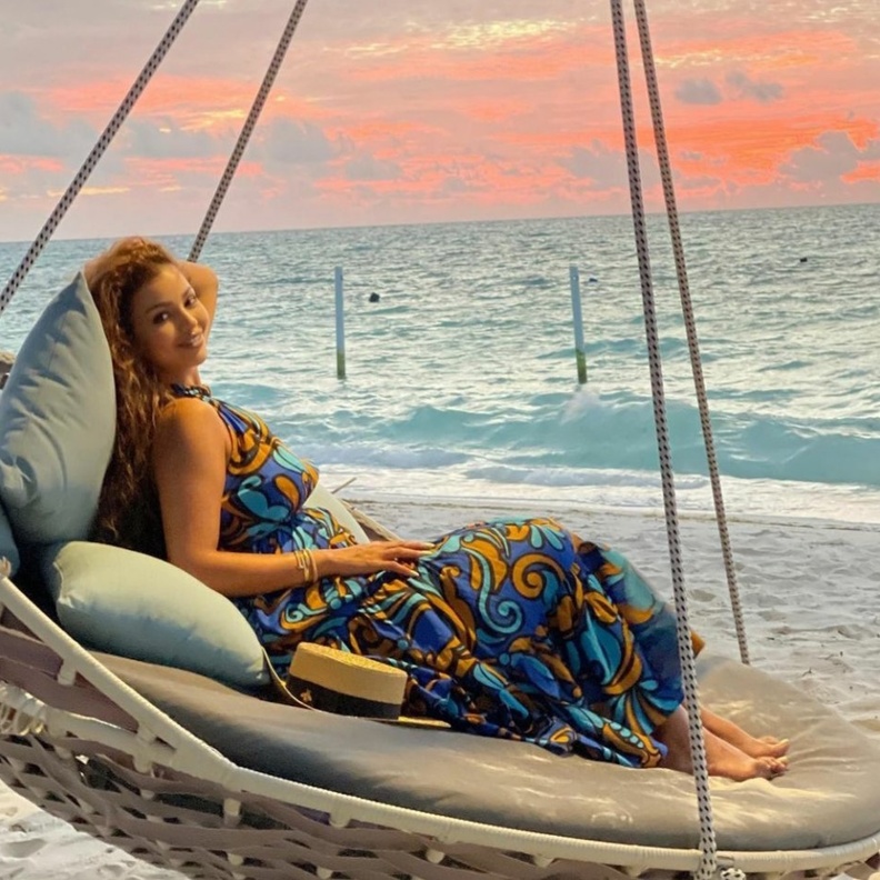 أجمل اطلالات الإعلامية السعودية مها عبدالله بألوان صيفية منعشة