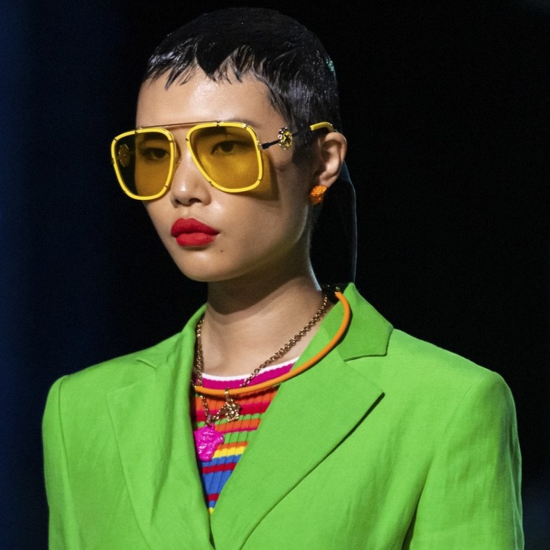 اشكال نظارات شمسية ملونة 2021 بتدرجات اللون الاصفر من دار Versace