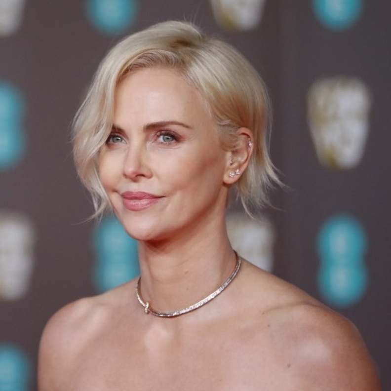 الألوان الدافئة بدرجات الوردي في إطلالات شارليز