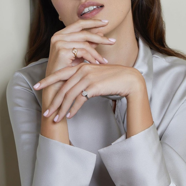  خواتم منقوش عليها حروف من اللغة العربية من o jewelryالمصدر the o jewelry