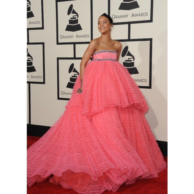 تعشق ريهانا الفساتين الضخمة على السجادة الحمراء وهذه اطلالتها في حفل الغرامي عام 2015 بتصميم Giambattista Valli