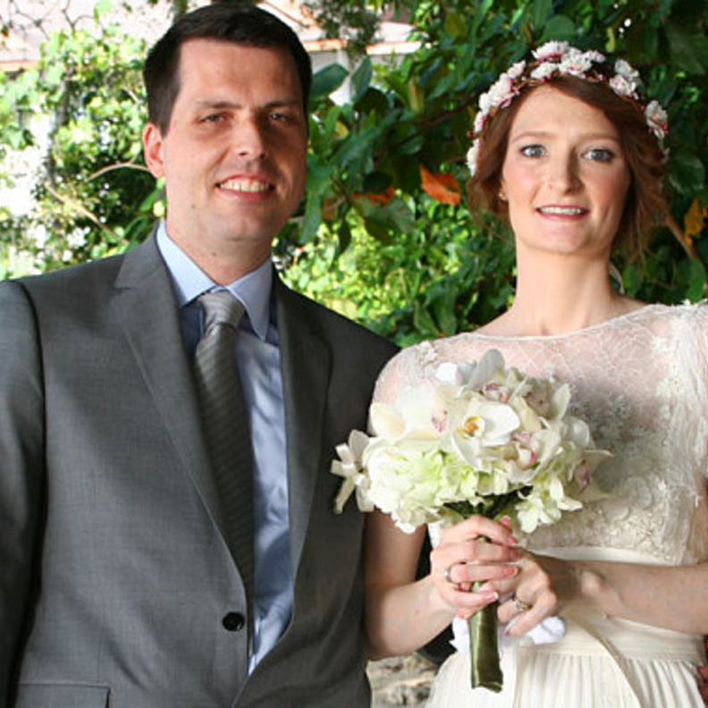 ما الذي دفع العروس الى عدم دعوة والديها لحفل الزفاف ؟