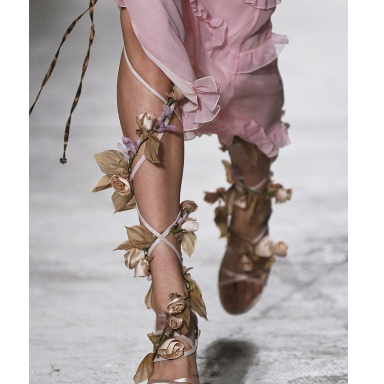 تصميم شبابي جذاب مزيّن بالأحجار البراقة من Blumarine