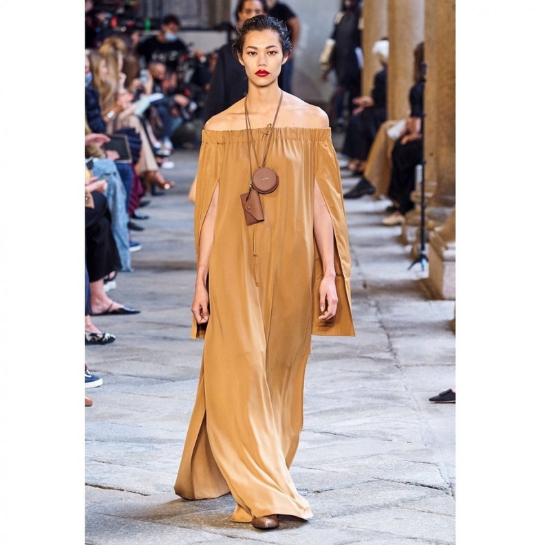 موديلات فساتين مكشوفة الاكتاف وطويلة من دار Max Mara