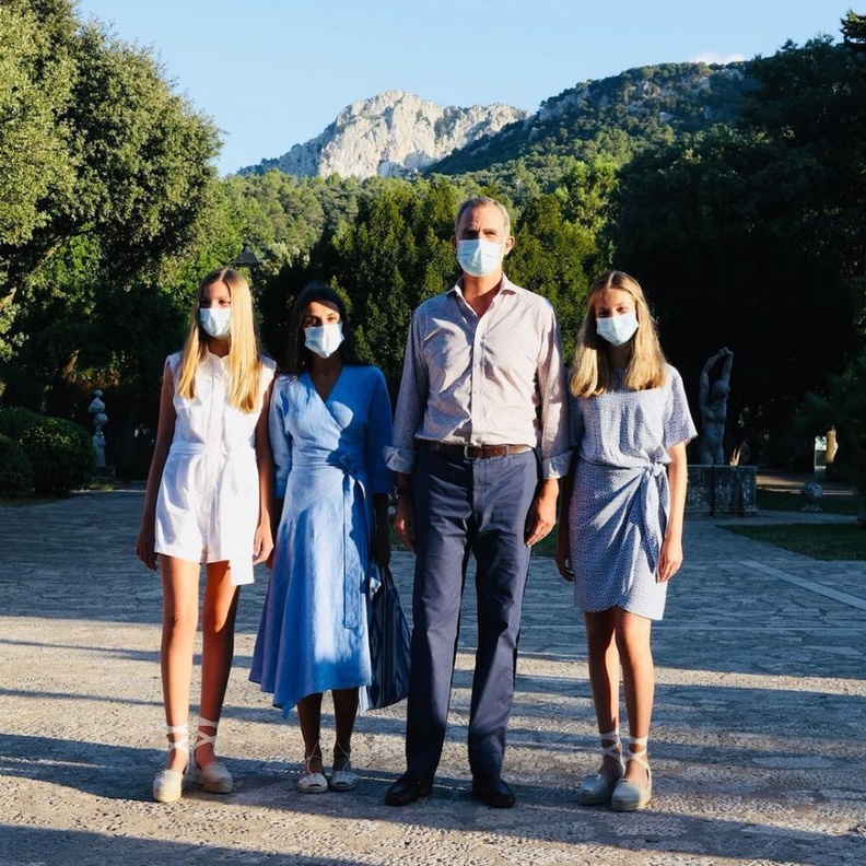 العائلة المالكة الإسبانية تزور منطقة سيرا دي ترامونتانا الجبلية