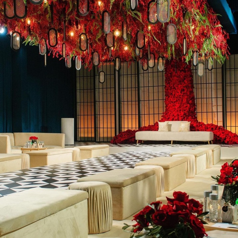  الورود الحمراء في ديكورات حفلات الزفاف من المهندسة الإمارتية هيفاء المري