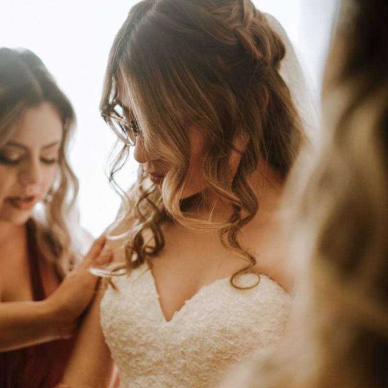  ضائقة مالية تسبب خلافا بين عروس وصديقتها المقربة Omar Lopez