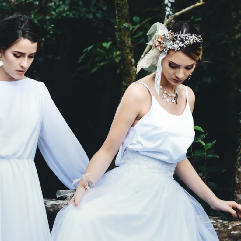  عروس تصر على ظهور وصيفاتها بنفس لون وتصفيفة الشعر Chalo Garcia