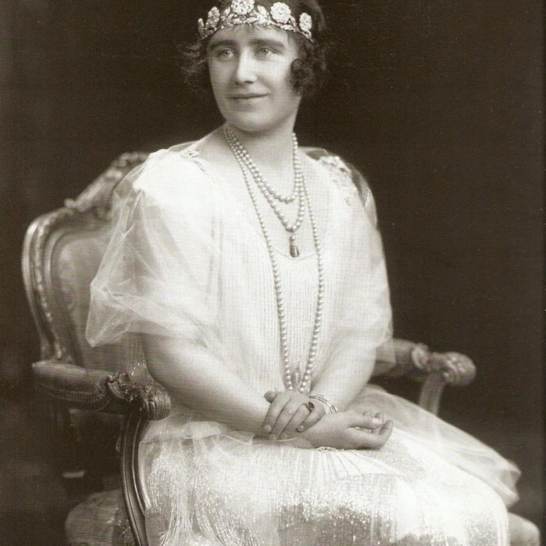 الملكة الأم فضلت الخاتم الجديد على خاتم خطبتها