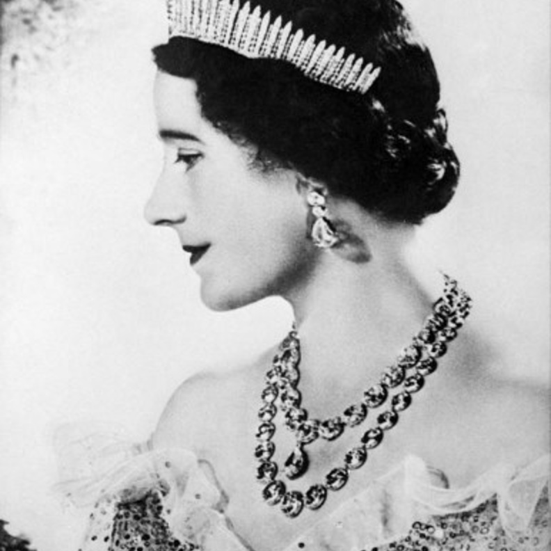 لماذا رفضت الملكة إليزابيث الأم عرض الزواج من الملك جورج في البداية؟