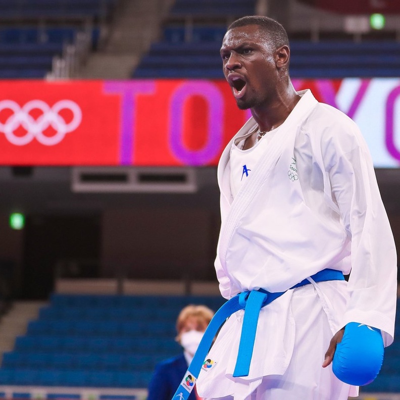 البطل السعودي يحمل الفضة