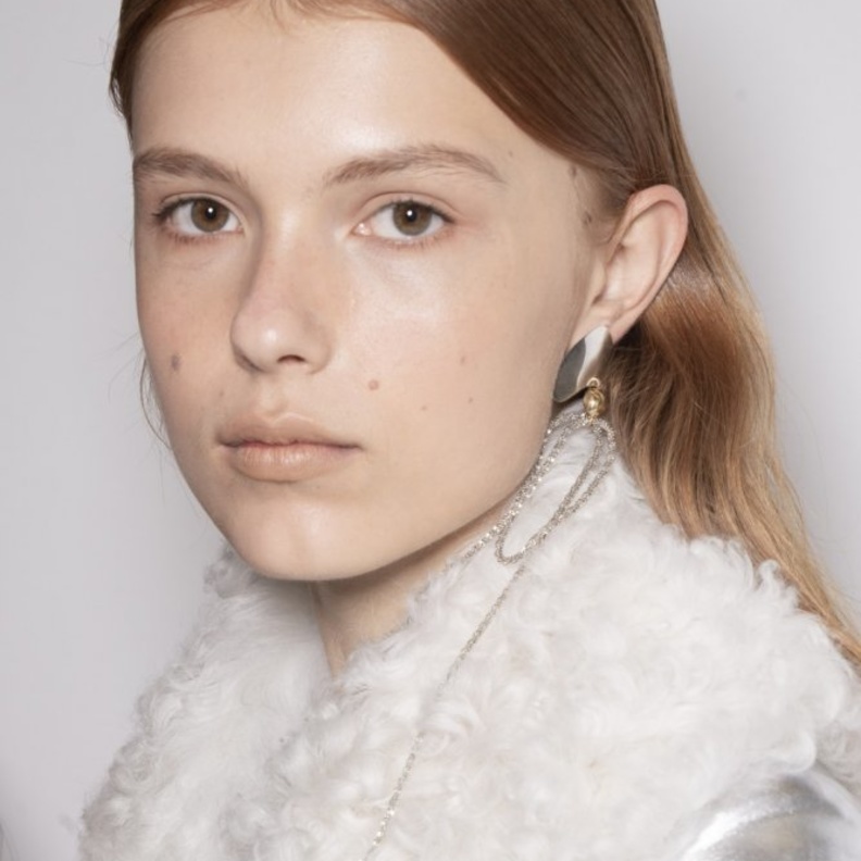 استخدام رذاذ تثبيت المكياج خلال الصيف