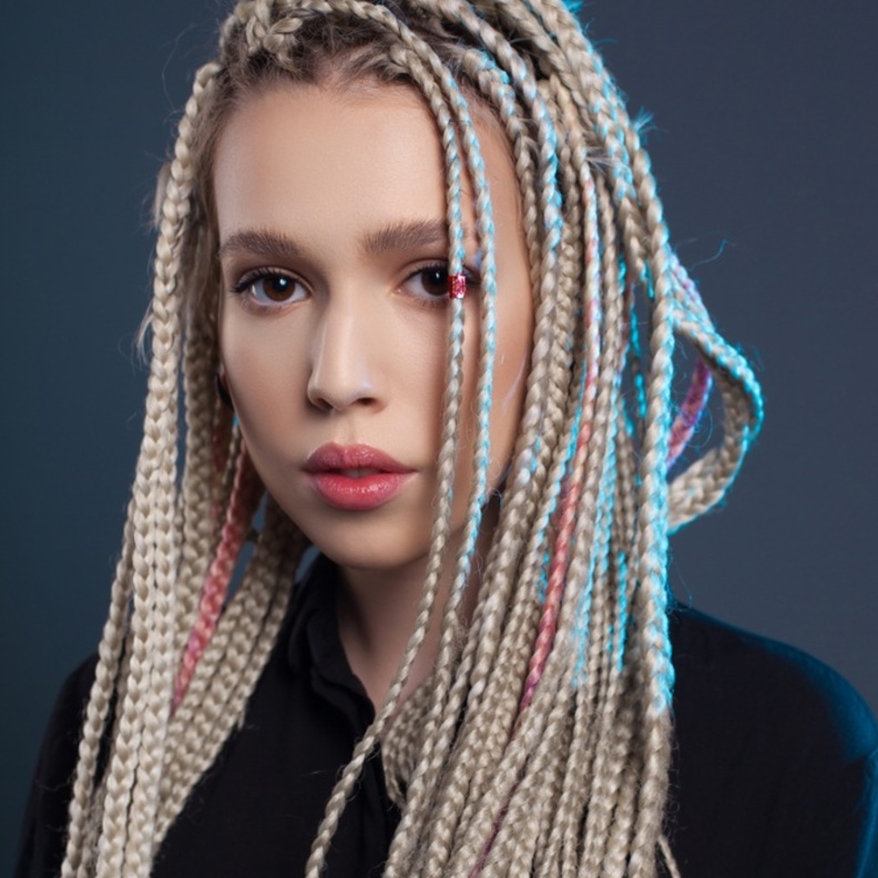  تسريحة الضفائر الرفيعة مع الشعر المنسدل لإطلالة مميزة في الصيف