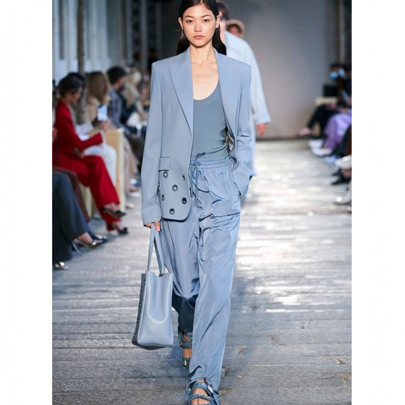 موديلات بلايز رسمية وطويلة باللون الازرق من دار Boss