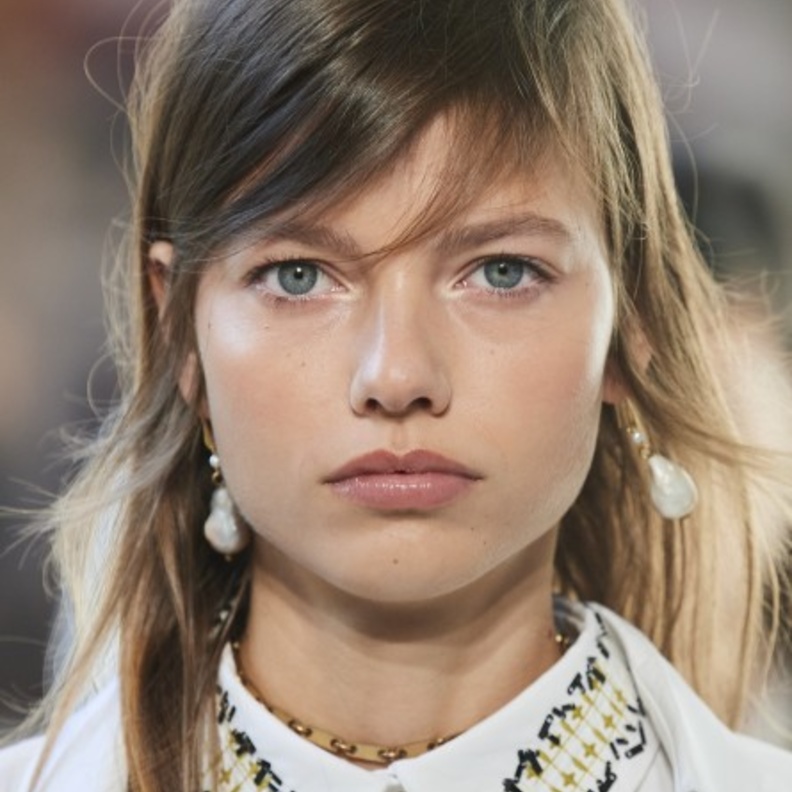 أهم المستحضرات والنصائح للحفاظ على بشرة صحية نضرة أثناء السفر في الصيف