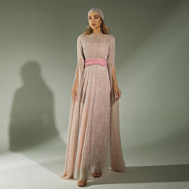 فستان أنيق من ابداع المصممة الاماراتية فاطمة المصدر velvety couture