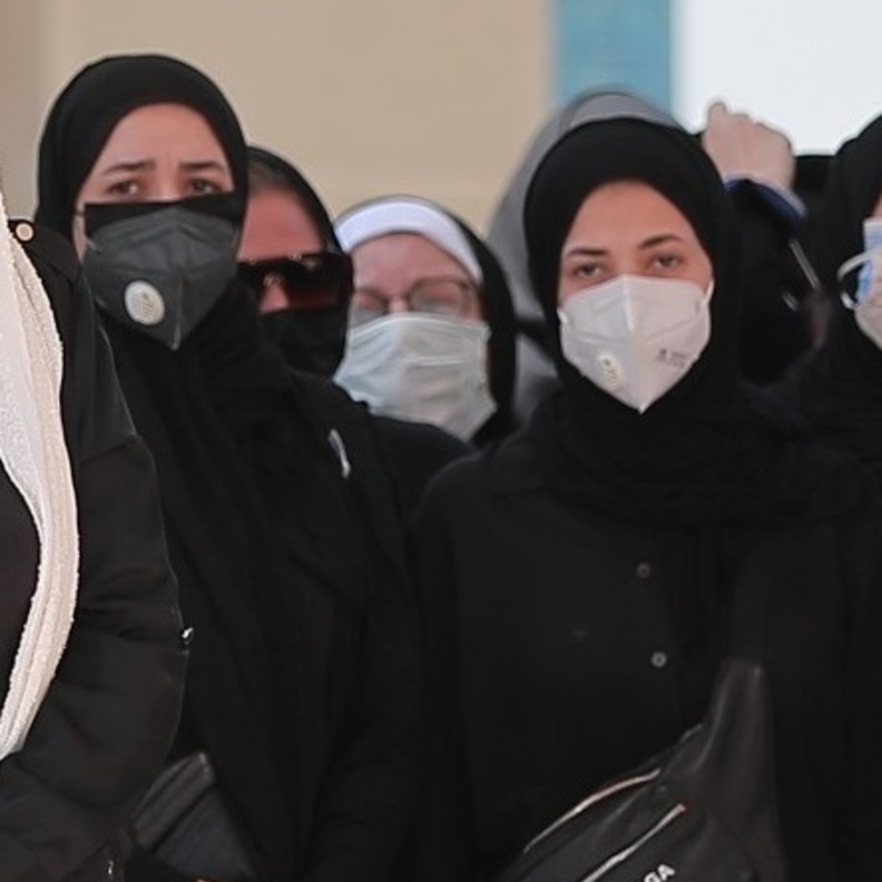 دنيا وايمي سمير غانم في جنازة والدتهما دلال عبد العزيز