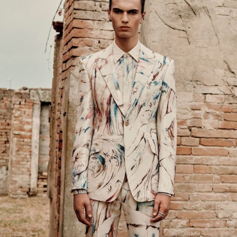 تشكيلة Alexander McQueen الرجالية لربيع وصيف 2022