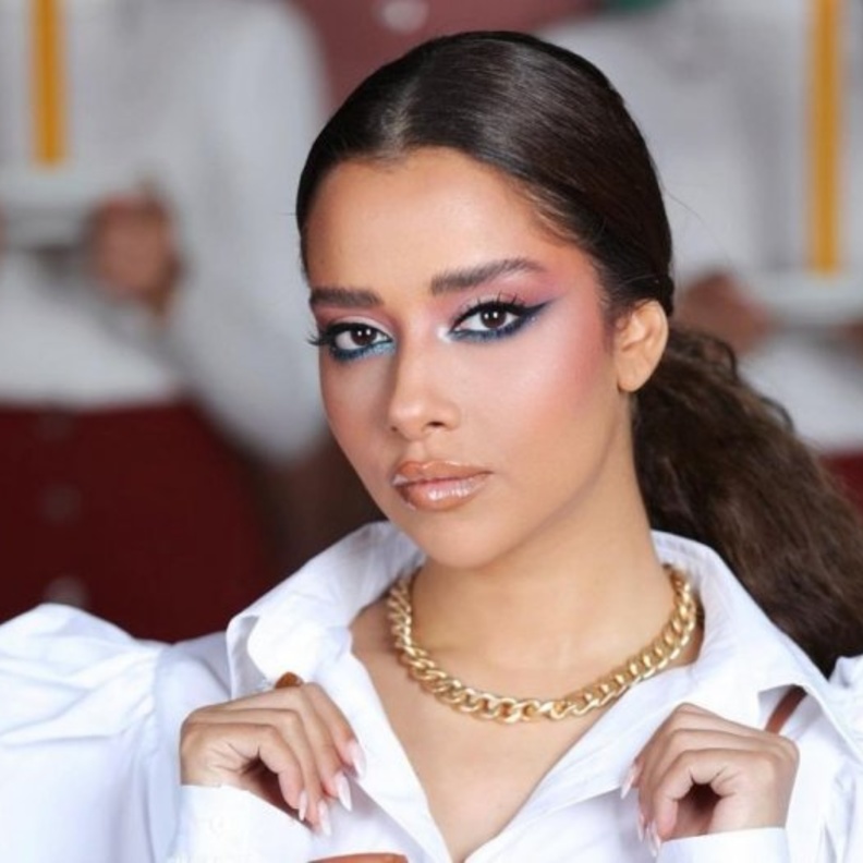  تسريحة الشعر المربوط الى الخلف من بلقيس