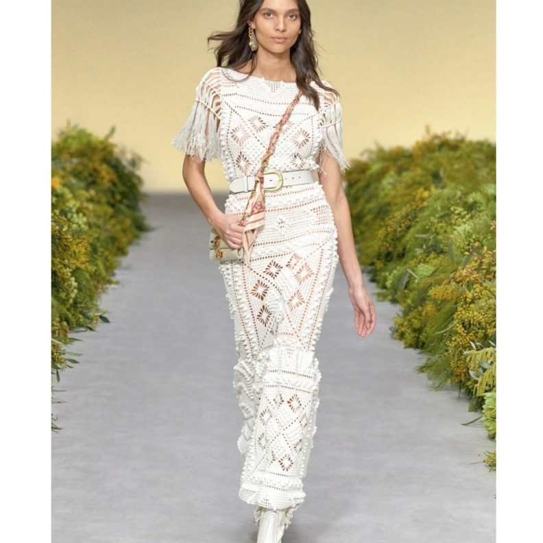 احدث صيحات الكروشيه 2021  مع التوبات الفضفاضة من وحي Alberta Ferretti