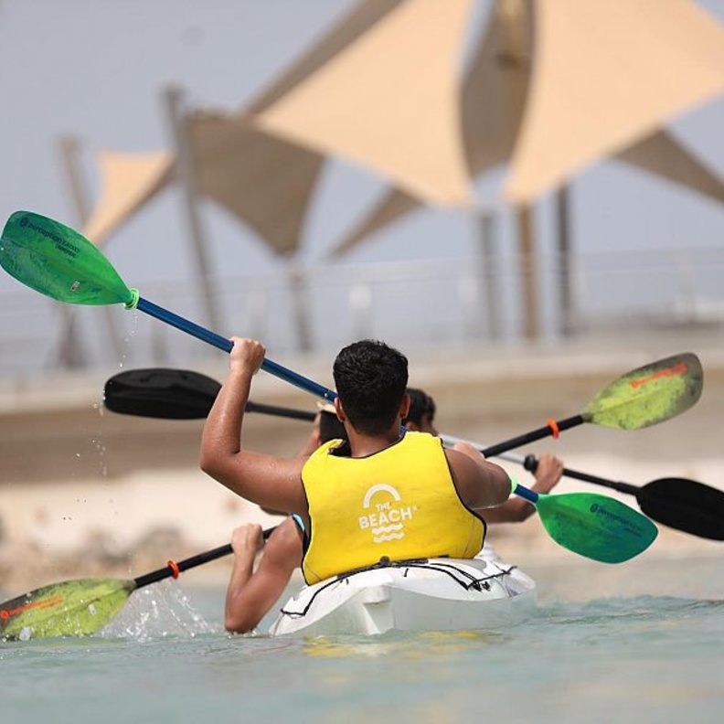 أكبر جزيرة مائية عائمة في العالم وأنشطة ترفيهية متنوعة لعشاق البحر في فعالية "الشاطئ" - المصدر وكالة الأنباء السعودية