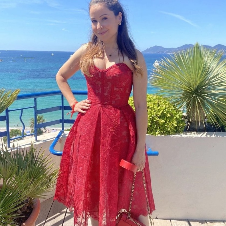 اطلالات ريا ابي راشد بالفستان الاحمر الساحر من دار NADINE MERABI