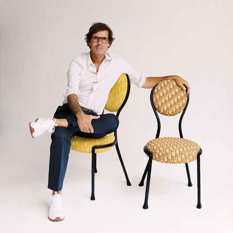 PIERRE CHARPIN "بيار شاربان" يعيد ابتكار وتصور كرسي "ميداليون" الأيقوني تصوير  Marion Berrin 
