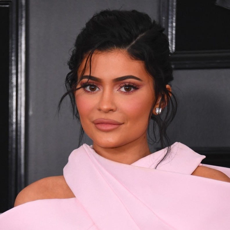  مكياج أنثوي بدرجات ترابية وردية على طريقة كايلي