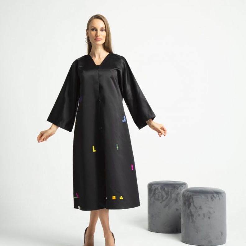 تصاميم عبايات إماراتية تحتفي بمزيج رائع من الثقافات من Hallanoosh