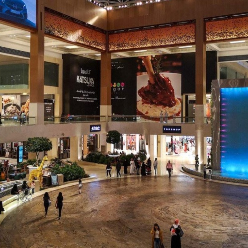 الإمارات تجري تحديثا جديدا للإجراءات الوقائية وترفع نسب الاستيعاب في المرافق