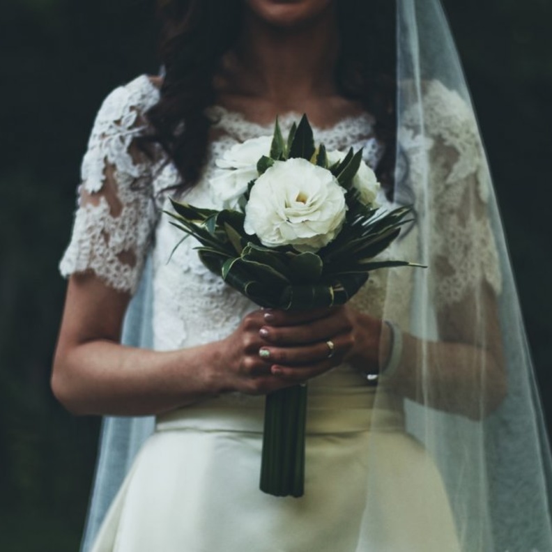 عروس نيجيرية تثير الجدل بسبب عدم إبتسامها في وجه العريس