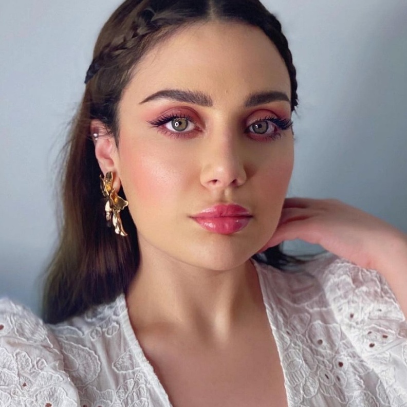 ابنة هيفاء وهبي بـإطلالة متطابقة مع والدتها نيو لوك الشعر الأحمر