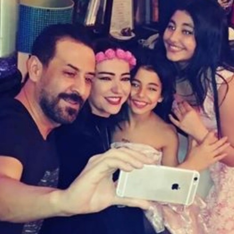 امل عرفة وبناتها وعبد المنعم عمايري 