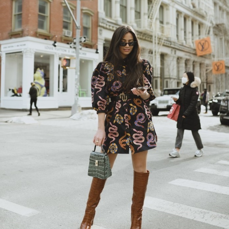  اعتمدي اطلالات تجمع بين الأنوثة والعملية في الفساتين المعرقة