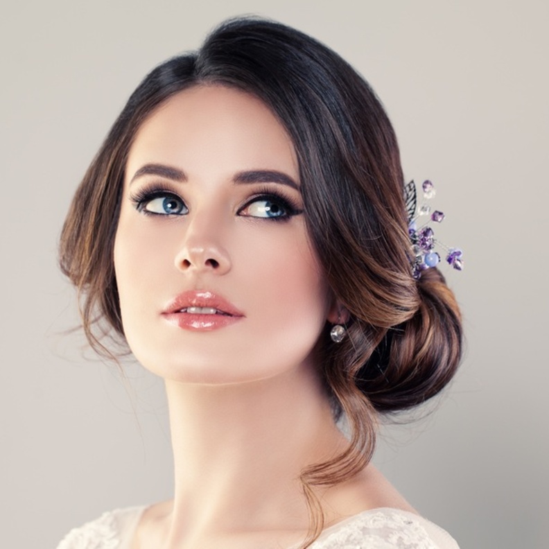 طريقة عمل تسريحات شعر راقية للمناسبات المسائية في الصيف