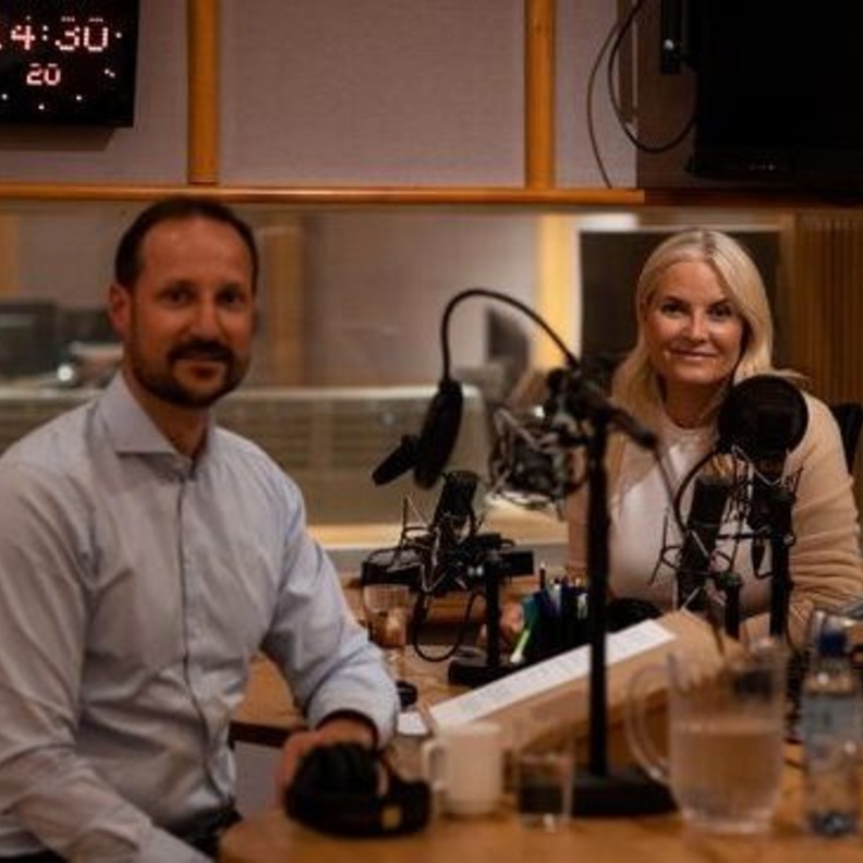 ولي عهد النرويج وزوجته يظهران في مقابلة إذاعية بمناسبة ذكرى زواجهما