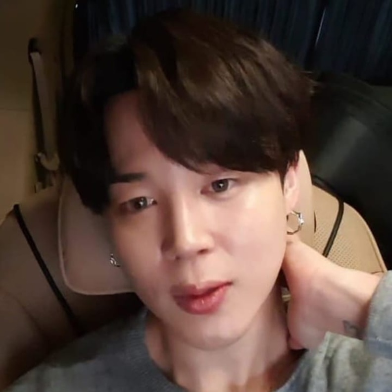 صورة لجيمين من الفيديوهات المتداولة من البث المباشر الذي ظهر فيه مؤخرا