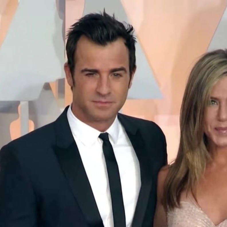 صورة جينيفر أنيستون وجاستين ثيرو في برنامج ET Canada_ الصورة من قناة برنامج ET Canada_ على يوتيوب