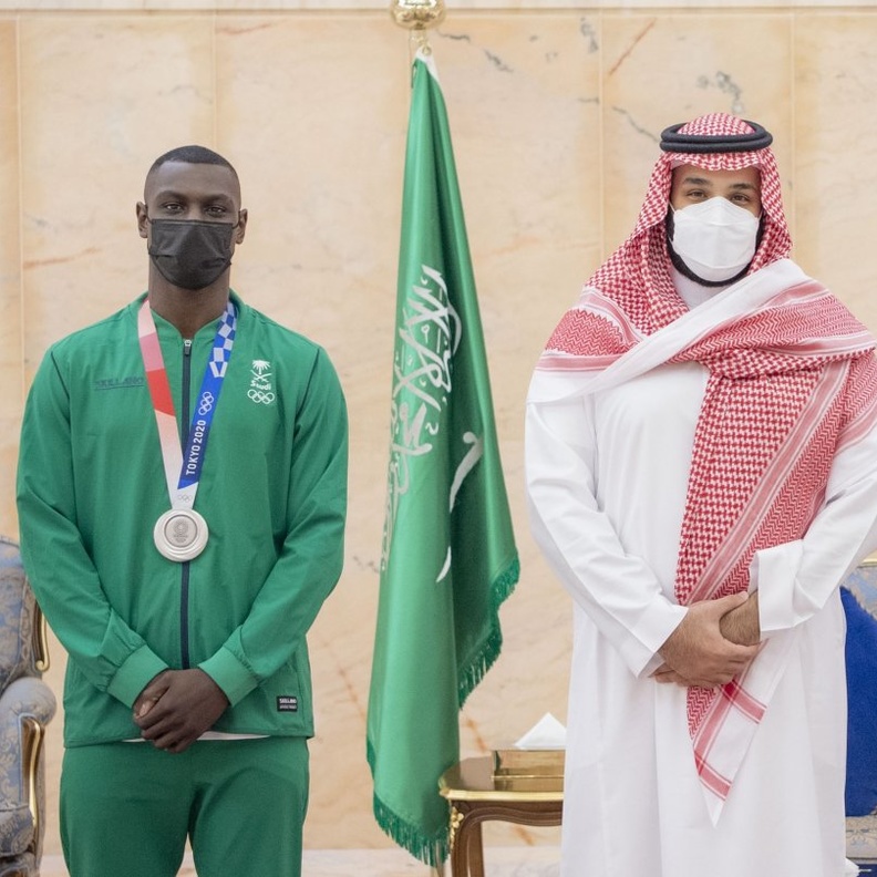 ولي العهد السعودي يكرم لاعب الكاراتيه طارق حامدي