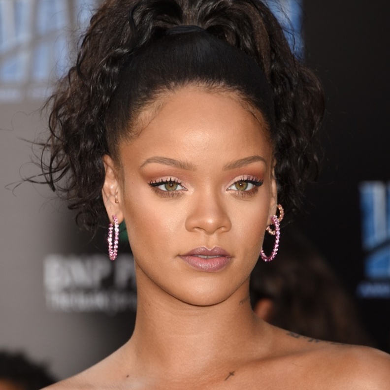 تسريحات شعر ذيل الحصان بأسلوب شبابي من وحي النجمات العالميات