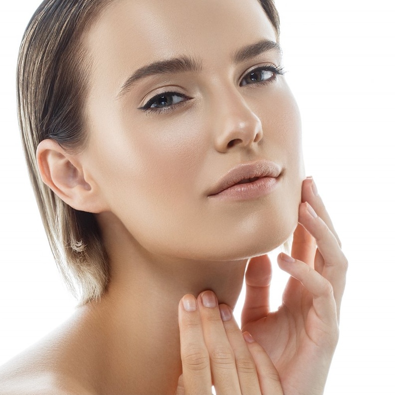 عملية شد الرقبة يزيل الجلد الزائد والدهون حول خط الفك