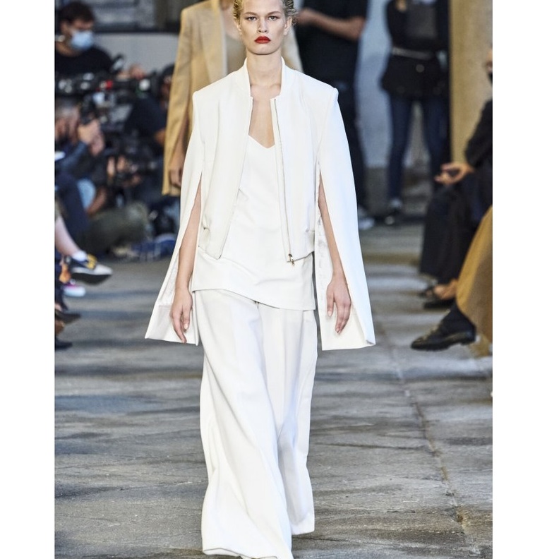 صيحات بناطيل بيضاء 2021 بقصات رسمية من دار Max Mara